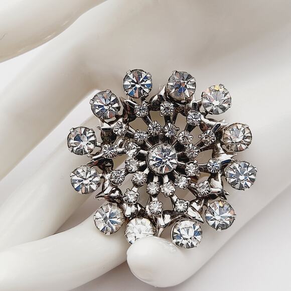 Vintage 1950s Clear Rhinestone Flower Three Dimensional Brooch - Picture 2 of 8